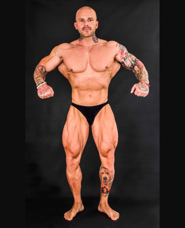 GESTREIFTE BODYBUILDINGHOSE AUS SCHWARZEM SAMT SANK, ICN, ANDERE ( SEITENLÄNGE 2CM )